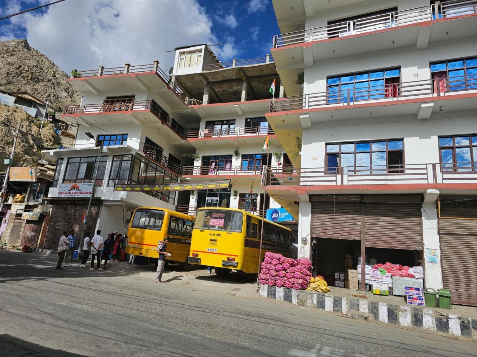 Hotel Afzal And Restaurant Каргил Екстериор снимка